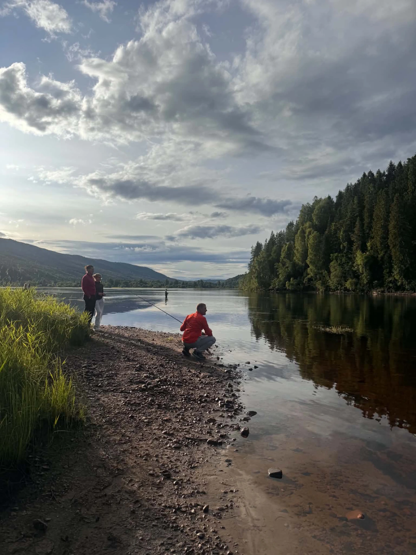 Kvällsfiske vid älvstranden